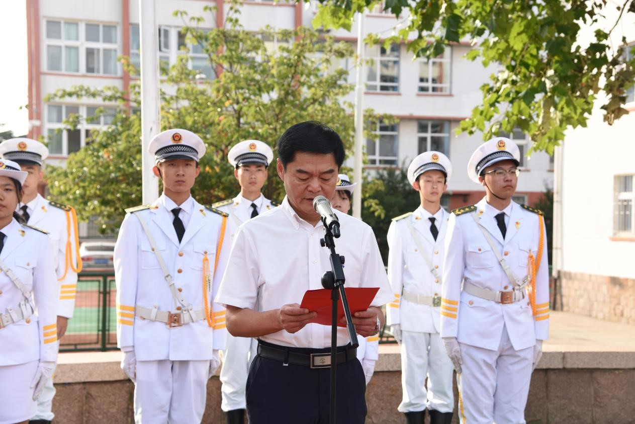 青島房產學校舉行“立德樹人、為人師表、清廉從教”師德倡議暨教師節(jié)宣誓活動